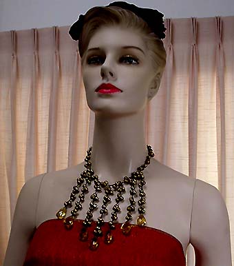 a beautiful vintage costume jewelry necklace unsigned