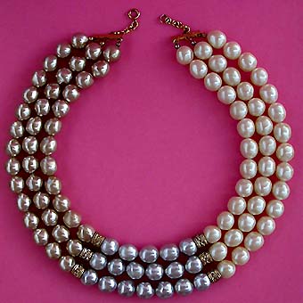 a beautiful vintage costume jewelry necklace unsigned