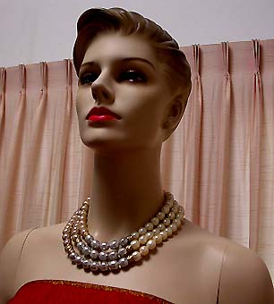 a beautiful vintage costume jewelry necklace unsigned