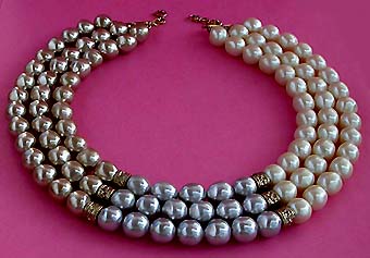 a beautiful vintage costume jewelry necklace unsigned