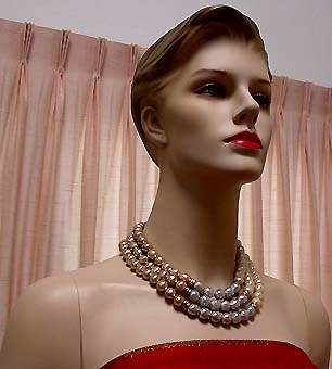 a beautiful vintage costume jewelry necklace unsigned