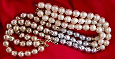 a beautiful vintage costume jewelry necklace unsigned