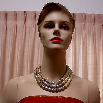 a beautiful vintage costume jewelry necklace unsigned