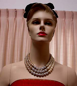 a beautiful vintage costume jewelry necklace unsigned