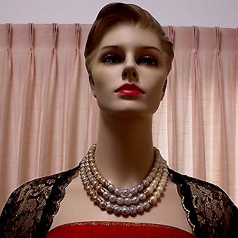 a beautiful vintage costume jewelry necklace unsigned