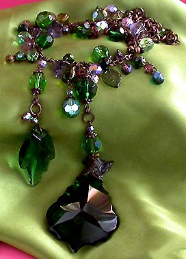 a beautiful vintage costume jewelry necklace unsigned