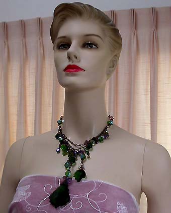 a beautiful vintage costume jewelry necklace unsigned