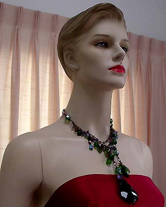 a beautiful vintage costume jewelry necklace unsigned