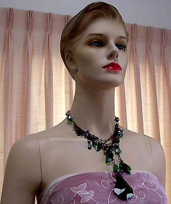 a beautiful vintage costume jewelry necklace unsigned