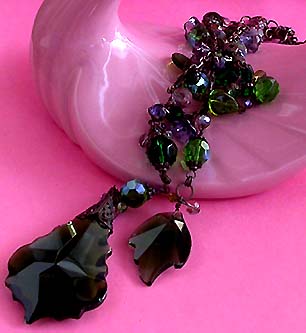 a beautiful vintage costume jewelry necklace unsigned