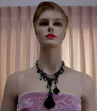 a beautiful vintage costume jewelry necklace unsigned