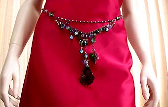 a beautiful vintage costume jewelry necklace unsigned
