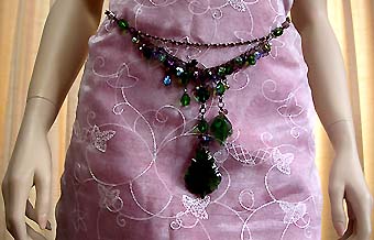 a beautiful vintage costume jewelry necklace unsigned