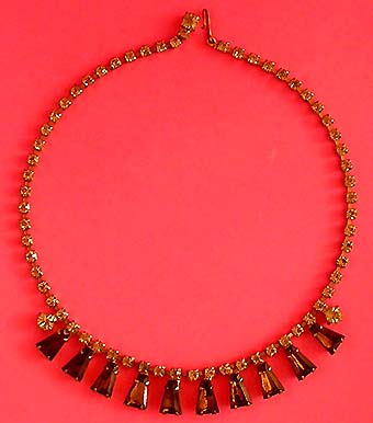 a beautiful vintage costume jewelry necklace unsigned
