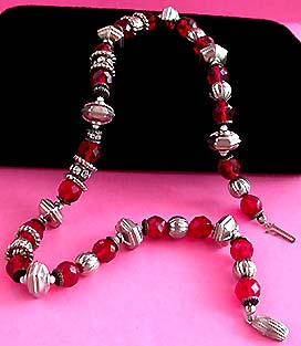 a beautiful vintage costume jewelry necklace unsigned