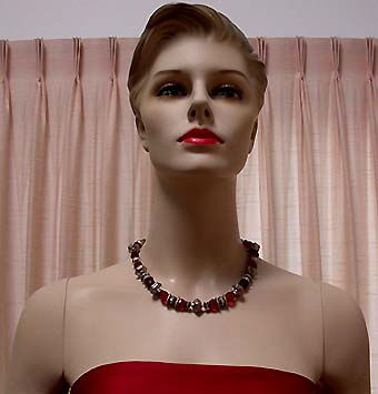 a beautiful vintage costume jewelry necklace unsigned