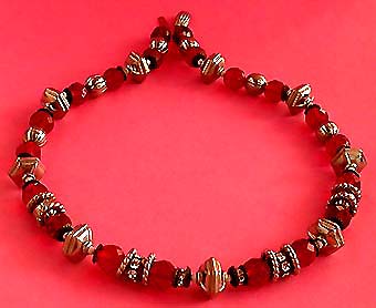 a beautiful vintage costume jewelry necklace unsigned