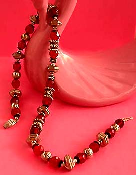 a beautiful vintage costume jewelry necklace unsigned