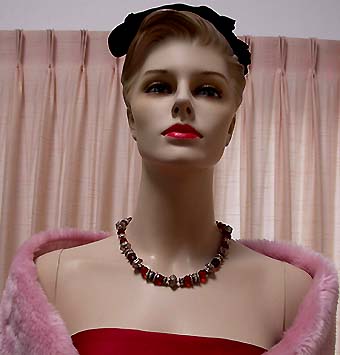 a beautiful vintage costume jewelry necklace unsigned