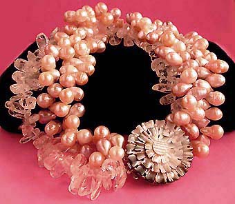 a beautiful vintage costume jewelry necklace unsigned