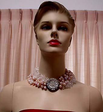 a beautiful vintage costume jewelry necklace unsigned