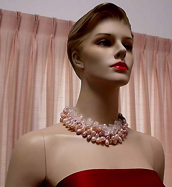 a beautiful vintage costume jewelry necklace unsigned
