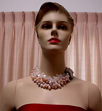 a beautiful vintage costume jewelry necklace unsigned