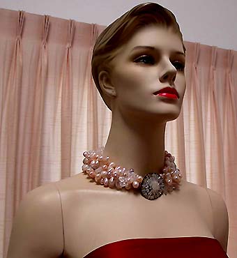 a beautiful vintage costume jewelry necklace unsigned