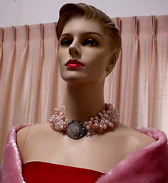 a beautiful vintage costume jewelry necklace unsigned
