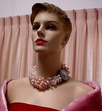 a beautiful vintage costume jewelry necklace unsigned