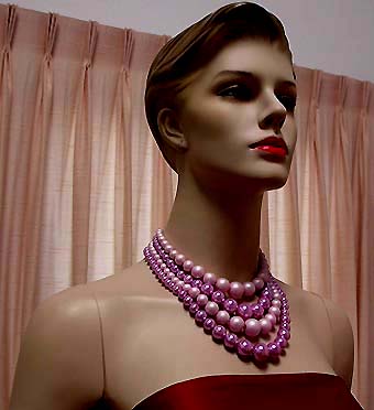 a beautiful vintage costume jewelry necklace unsigned