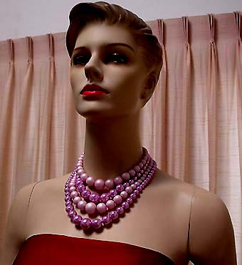 a beautiful vintage costume jewelry necklace unsigned