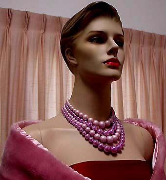 a beautiful vintage costume jewelry necklace unsigned