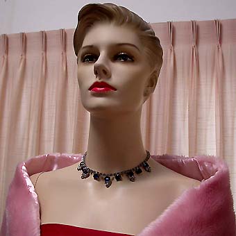 a beautiful vintage costume jewelry necklace unsigned