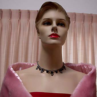 a beautiful vintage costume jewelry necklace unsigned