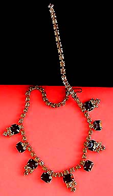 a beautiful vintage costume jewelry necklace unsigned