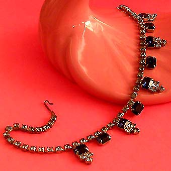 a beautiful vintage costume jewelry necklace unsigned
