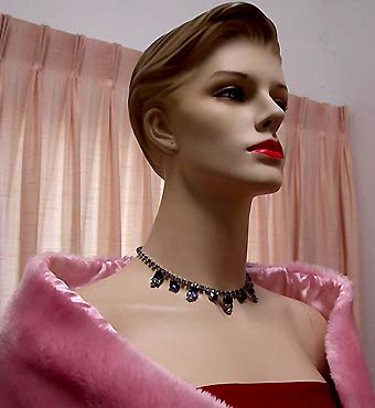 a beautiful vintage costume jewelry necklace unsigned