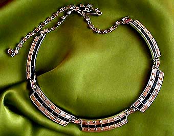 a beautiful vintage costume jewelry necklace unsigned