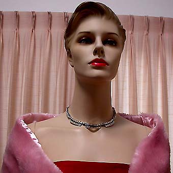 a beautiful vintage costume jewelry necklace unsigned