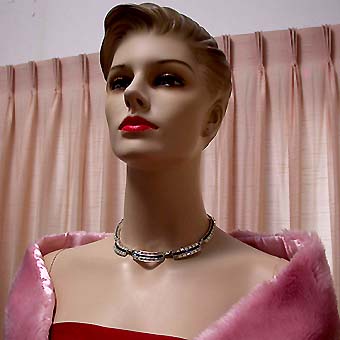 a beautiful vintage costume jewelry necklace unsigned