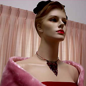 a beautiful vintage costume jewelry necklace unsigned