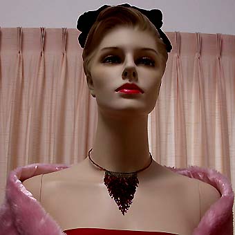 a beautiful vintage costume jewelry necklace unsigned