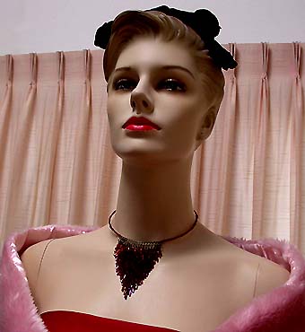 a beautiful vintage costume jewelry necklace unsigned