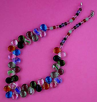 a beautiful vintage costume jewelry necklace unsigned