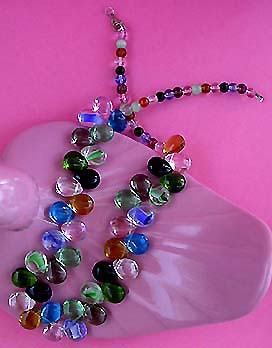 a beautiful vintage costume jewelry necklace unsigned