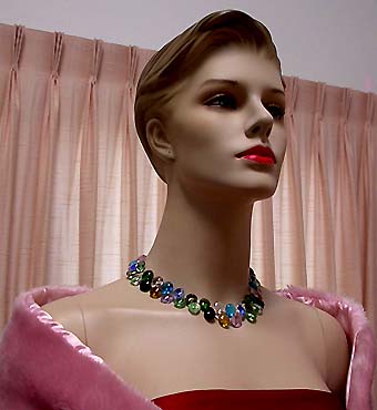 a beautiful vintage costume jewelry necklace unsigned