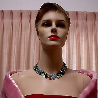 a beautiful vintage costume jewelry necklace unsigned