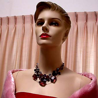 a beautiful vintage costume jewelry necklace unsigned
