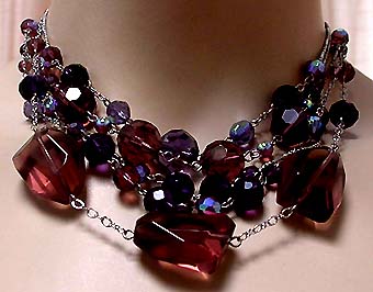 a beautiful vintage costume jewelry necklace unsigned